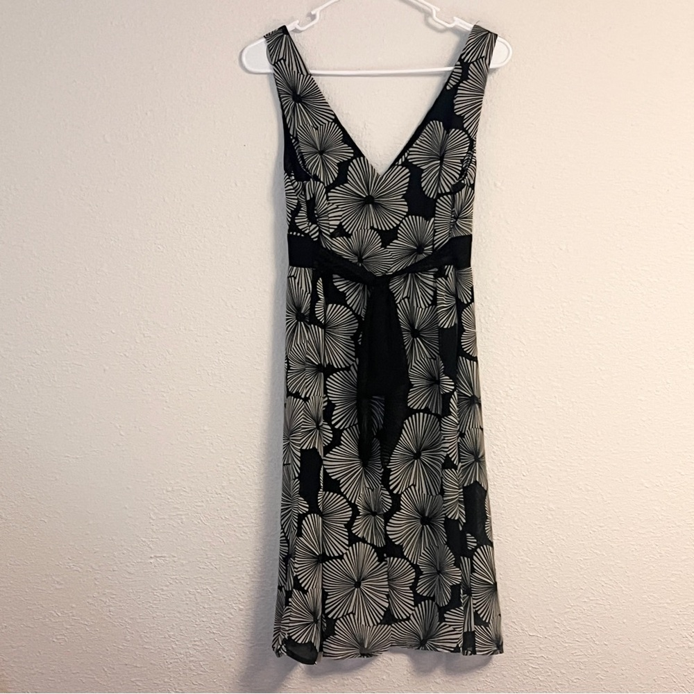 Black & White Floral Fit & Flare Dress Size 8 37” length Classic - Picture 5 of 10